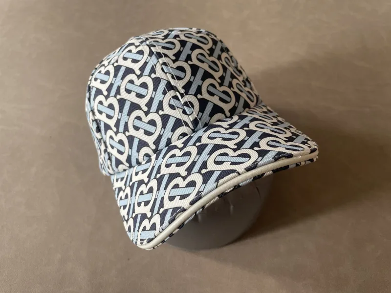 Pet met 'TB' monogram