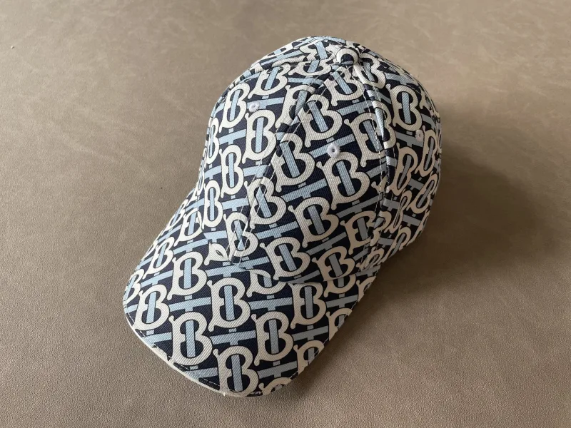 Pet met 'TB' monogram