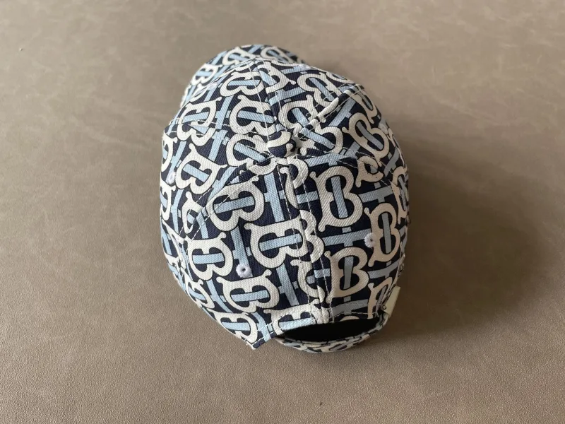 Pet met 'TB' monogram
